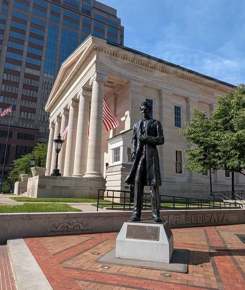 Statue of President Lincoln at the Old Dayton Courthouse
