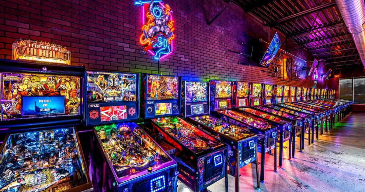 Level Up: 30+ pinball machines 30+ arcades!